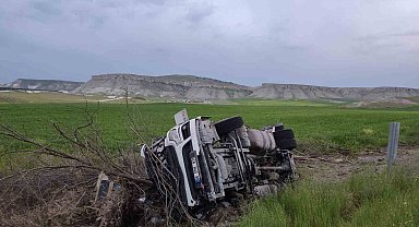 Ankara'da tır şarampole devrildi: 1 ağır yaralı