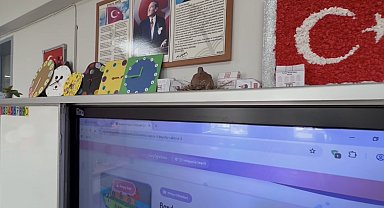 Anne kumru yuvasını okulun sınıfına kurdu