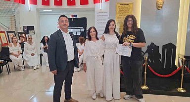 Anneanne, kızı ve torunu motivasyon etkinliğinde sahneye çıktı