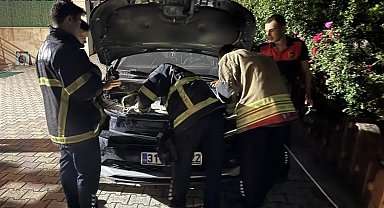Antakya'da otomobilin motoruna giren kediyi itfaiye kurtardı
