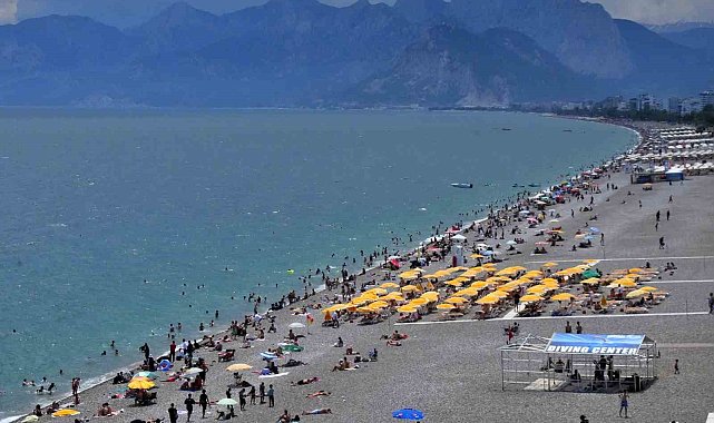 Antalya sahillerinde bayram yoğunluğu ikinci günde artarak devam etti