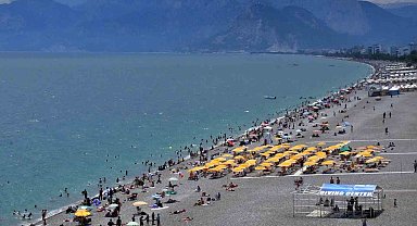 Antalya sahillerinde bayram yoğunluğu ikinci günde artarak devam etti