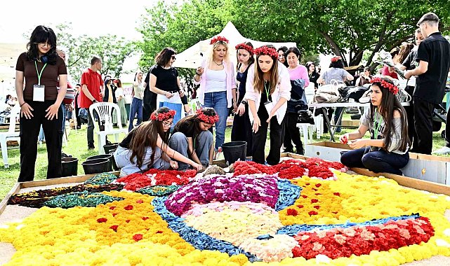 Antalya'da 130 bin çiçekle renkli rekabet