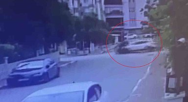 Antalya'da 2 polis memurunun yaralandığı kaza anı kameraya yansıdı