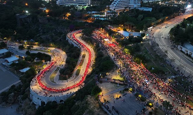 Antalya'da 400 metrelik Türk bayrağıyla fener alayı