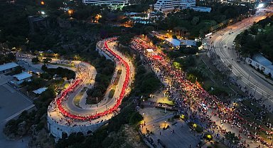 Antalya'da 400 metrelik Türk bayrağıyla fener alayı