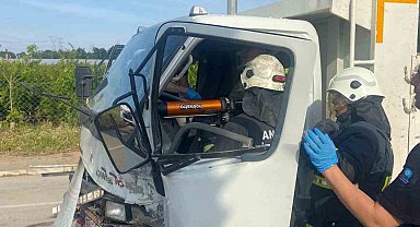 Antalya'da iki kamyonet çarpıştı: 2 yaralı