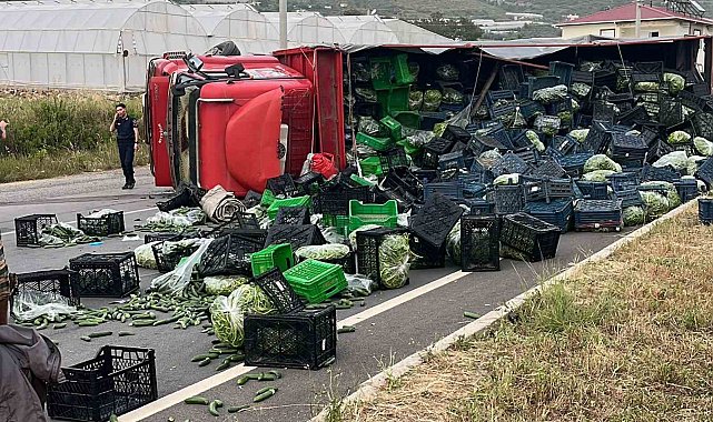 Antalya'da sebze yüklü kamyon ile motosiklet çarpıştı: 3 yaralı