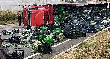 Antalya'da sebze yüklü kamyon ile motosiklet çarpıştı: 3 yaralı