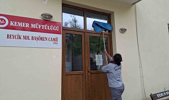 Antalya'nın Kemer ilçesinde bayram öncesi camilerde temizlik seferberliği
