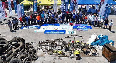 Antalya'da denizden çöp konteynırı çıktı