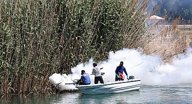 Antalya'da denizden karaya ilaçlama yapılıyor