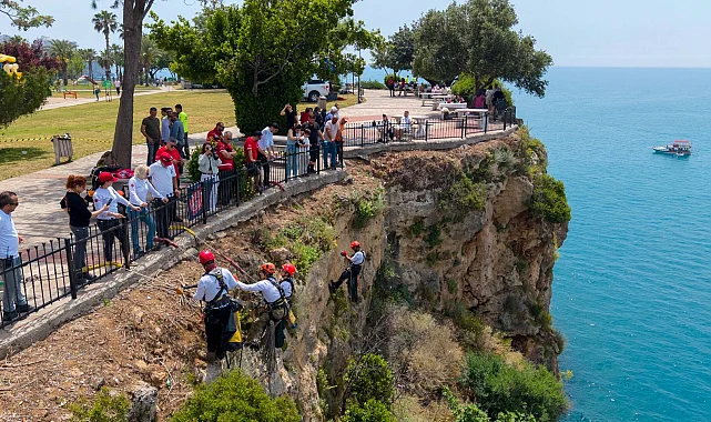 Antalya'da falezlere nefes aldıran temizlik
