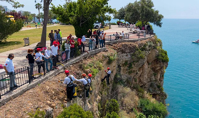 Antalya'da falezlere nefes aldıran temizlik