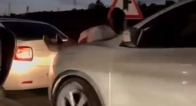 Araç çekmenin böylesi: Halat bulamayınca iki aracın arasına insan koydular