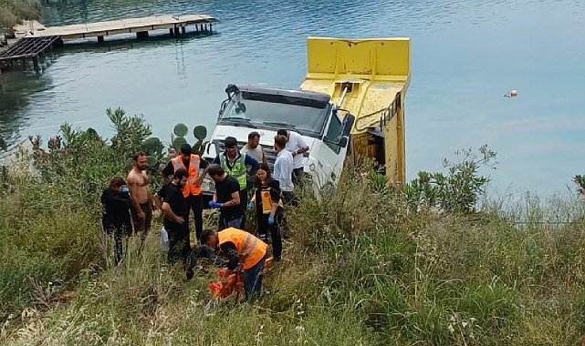 Araç ezilmekten son anda kurtuldu: Kamyon denize düştü, 2 kişi yaralandı