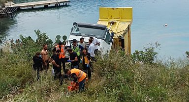 Araç ezilmekten son anda kurtuldu: Kamyon denize düştü, 2 kişi yaralandı