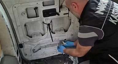 Araç kapısına zulanan uyuşturucu polisin dikkatinden kaçmadı: 3 gözaltı