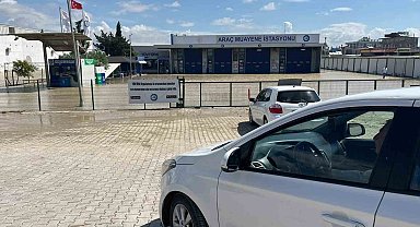 Araç muayenesine giden vatandaşlar sular altında kalan TÜVTÜRK ile karşılaştı