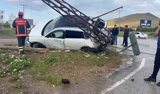 Araç yüksek gerilim direğine çarptı: 4 yaralı