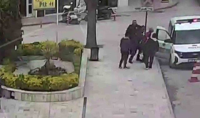 Aracından inip polis otosunun önüne geldi, hayatını Heimlich manevrasıyla polisler kurtardı