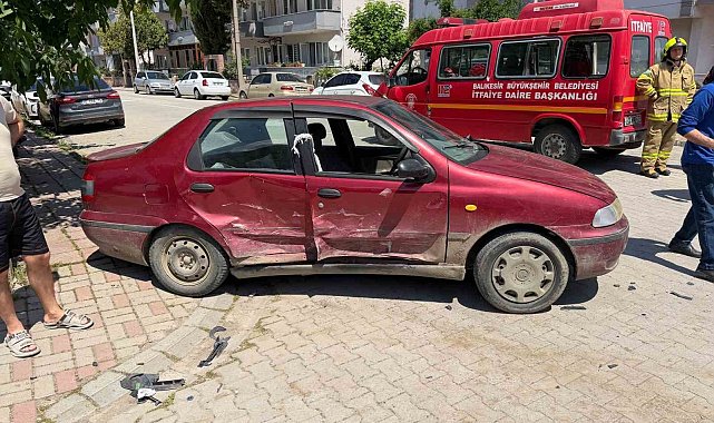 Araçta sıkışan 3 yaralıyı itfaiye kurtardı