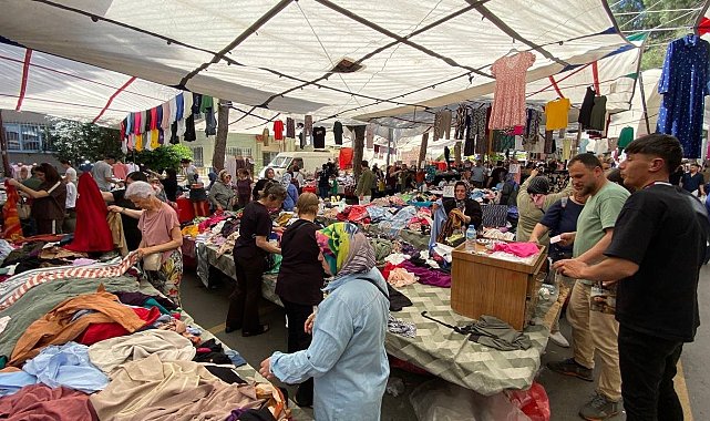 Arife günü pazarda bayramlık hareketliliği esnafın yüzünü güldürdü