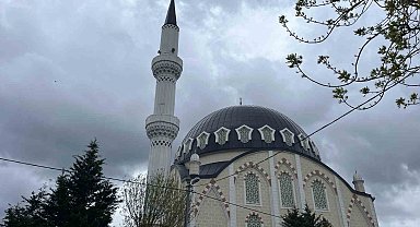 Arnavutköy'de rüzgarın etkisiyle caminin minaresi sallandı, iki bina tahliye edildi