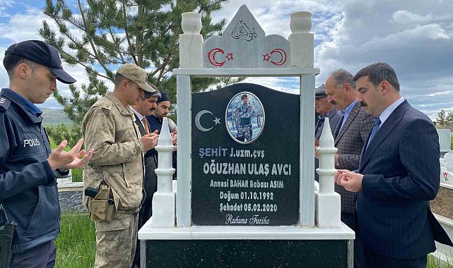 Arpaçay'da bayramda duygulandıran şehitlik ziyareti