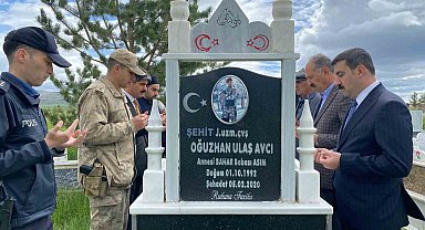 Arpaçay'da bayramda duygulandıran şehitlik ziyareti