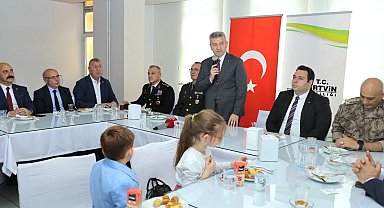 Artvin protokolü bayramlaştı
