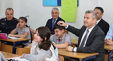 Artvin Valisi Ergün'den okul ziyaretleri