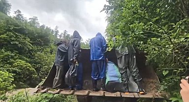 Artvin'de taşan dere 4 çay işçisini mahsur bıraktı, imdatlarına ekipler yetişti