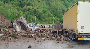 Artvin'de heyelan! Yabancı tır hasar aldı!