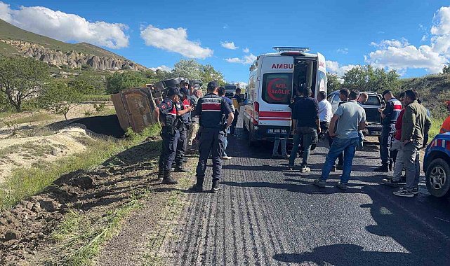 Asfalt çalışmasında kamyon devrildi, sürücü yaralandı