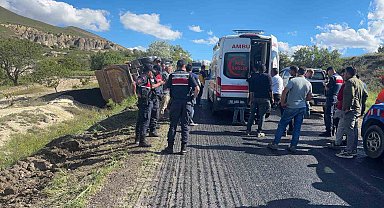 Asfalt çalışmasında kamyon devrildi, sürücü yaralandı