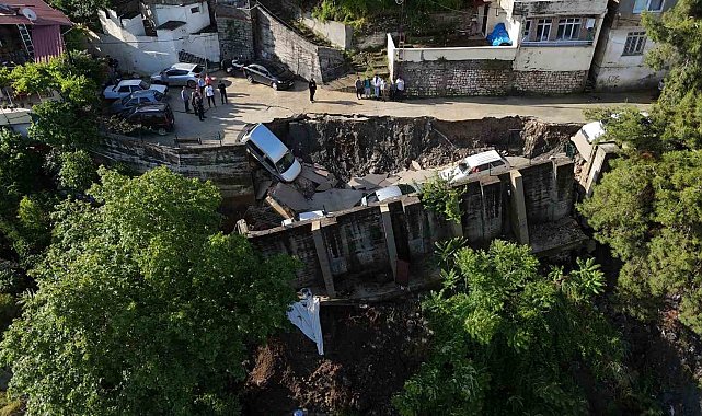 Aşırı yağışla birlikte çöken yol 5 aracı yuttu