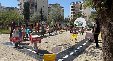 Atıklardan araç yaptılar, trafiği uygulamalı öğrendiler