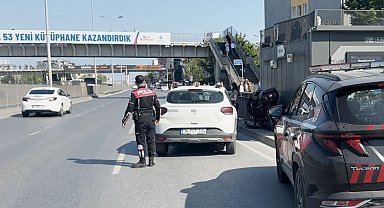 Avcılar'da otomobilin çarptığı motosikletli bariyerlere sıkıştı