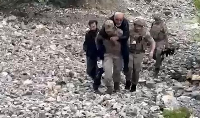Ayağını burkan şahsı jandarma sırtında taşıdı