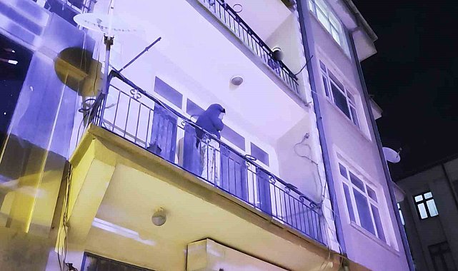 Ayrıldığı erkek arkadaşı evi bastı, kadın alt katın balkonuna atladı