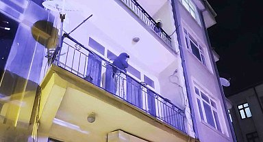 Ayrıldığı erkek arkadaşı evi bastı, kadın alt katın balkonuna atladı