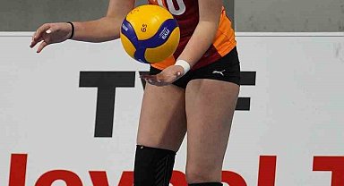 Ayvalıklı genç voleybolcu Minel Yalçın milli takım kampına davet edildi