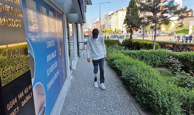 Bacağını kaybeden 15 yaşındaki çocuk, hayırseverler sayesinde özgürlüğüne kavuştu