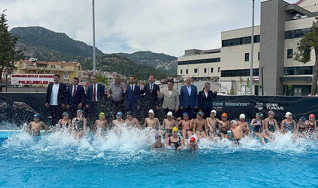 Bakan Aşkın'dan Marmarisli genç yüzücülere 19 Mayıs hediyesi