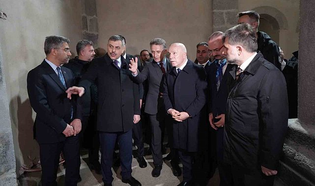 Bakan Çiftçi, Erzurum'da restorasyonu devam eden Fetih Camii'ni inceledi