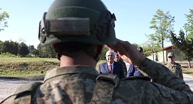 Bakan Güler bayramı Mehmetçiklerle hudut hattında karşıladı