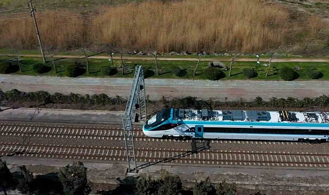 Bakan Uraloğlu: "Test süreçleri başarıyla devam eden Milli Elektrikli Hızlı Tren'imiz saatte 240 kilometre hıza ulaştı"
