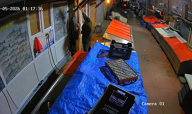Balıkçı dükkanında asılı masat ve kancayı alıp götürdü