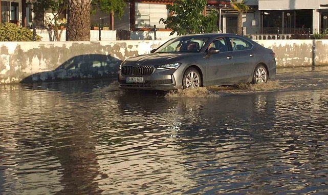 Balıkesir'de lodos denizi taşırdı, yollar göle döndü